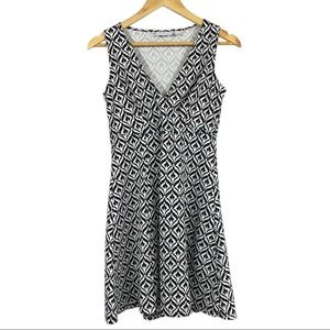 New York & Company Sleeveless V-neck Dress Size M